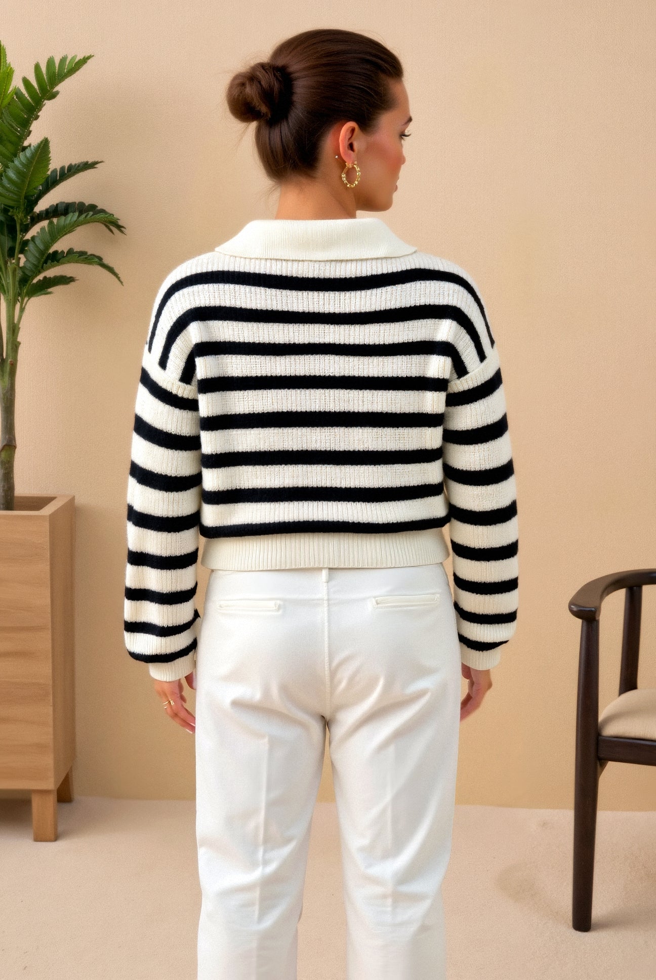 Gestreifter Damenpullover mit Reißverschlusskragen