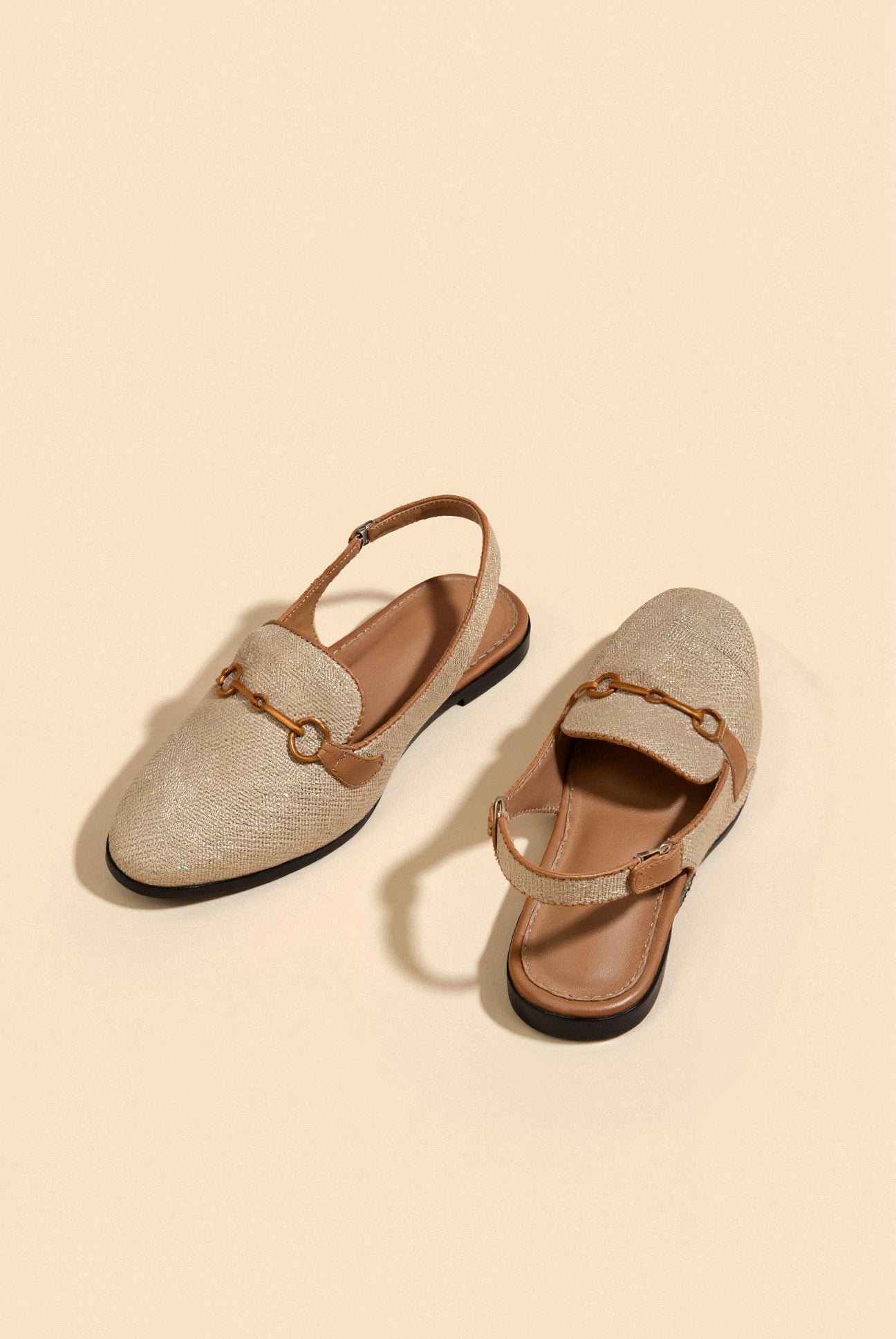 Beige und Braun Slingback-Loafer mit Kettenverzierung