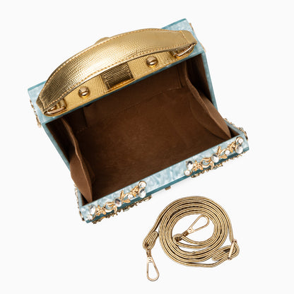 Luxus-Acryl Clutch in Himmelblau mit barockem Golddekor – Vintage-inspirierte Abendtasche