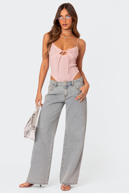 Trendige Wide-Leg Jeans mit verspielten Stickereien und modernem Schnitt