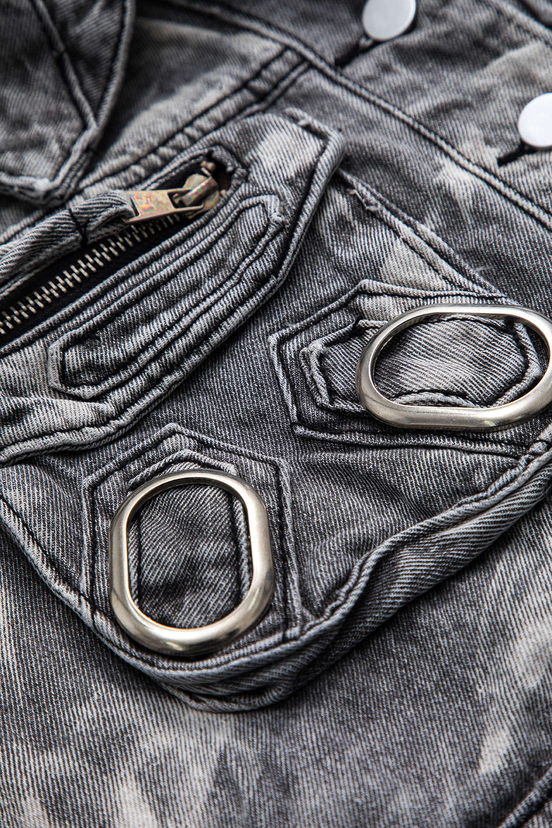 Raven | Cropped Denim-Weste in Grau mit Metallelementen – Urban und Edgy