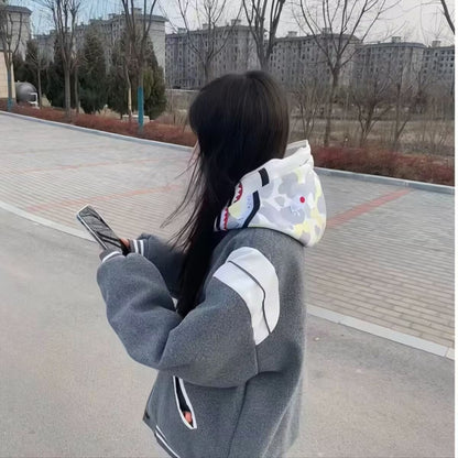 Molly | Lässige Varsity-Jacke im Retro-Stil mit gestreiften Ärmeldetails und gerippten Bündchen