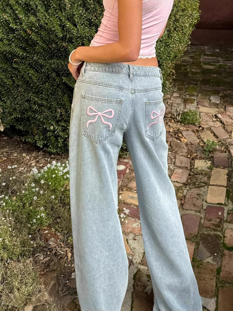 Trendige Wide-Leg Jeans mit verspielten Stickereien und modernem Schnitt
