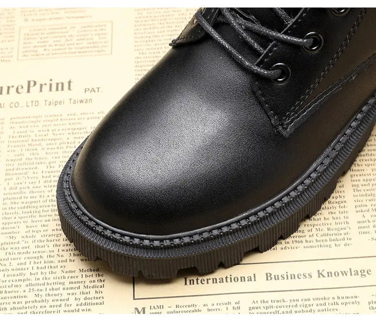 Lia | Schwarze Leder gefütterte Schnürboots mit Profilsohle