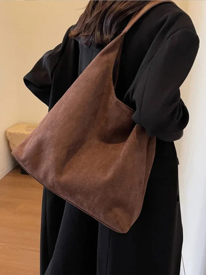 Olga | Minimalistische Schultertasche aus Wildleder