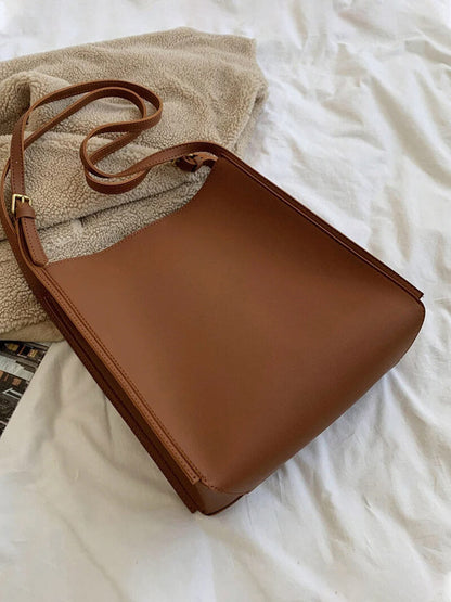 Stella | Minimalistische Schultertasche aus Kunstleder