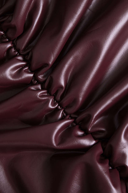 Jocasta | Figurbetonter Kunstleder-Minirock mit seitlicher Raffung und asymmetrischem Saum