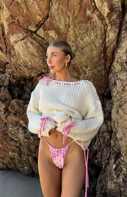 Bea | One Shoulder Chunky Knit Pullover mit rosa Kontrastband Schleife Akzente