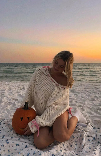 Bea | One Shoulder Chunky Knit Pullover mit rosa Kontrastband Schleife Akzente