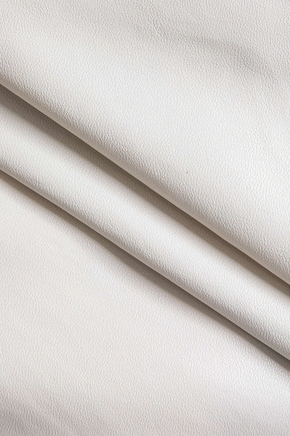 Selene | Moderner Kunstleder-Minirock mit seitlichem Reißverschluss und asymmetrischem Schlitz