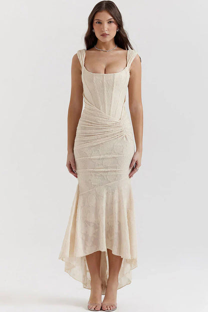 Schulterfreies Spitzen-Abendkleid mit figurbetonter Passform