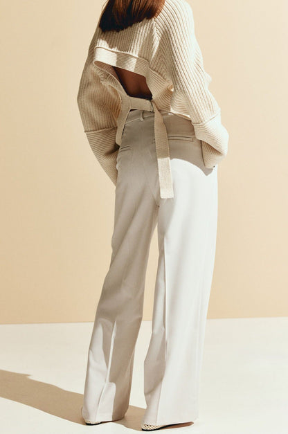 Weite Damenhose mit Bundfalten und geradem Schnitt