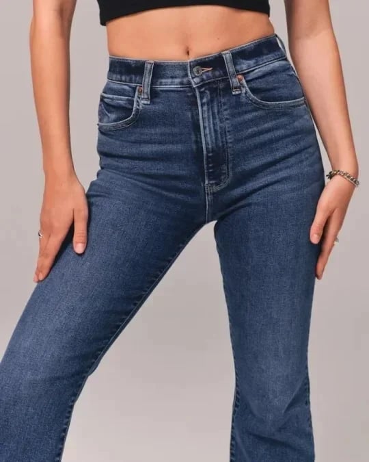High-Waist Schlagjeans mit Retro-Flair und zeitlosem Schnitt