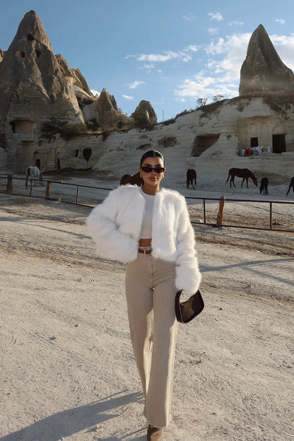 Lia | Luxuriöser kurzer Kunstpelzmantel in Weiß