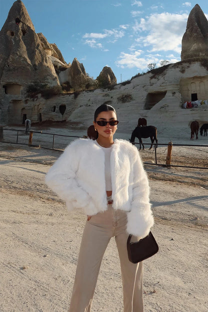 Lia | Luxuriöser kurzer Kunstpelzmantel in Weiß