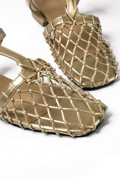 Elegante goldene Sandalen mit Netzdesign