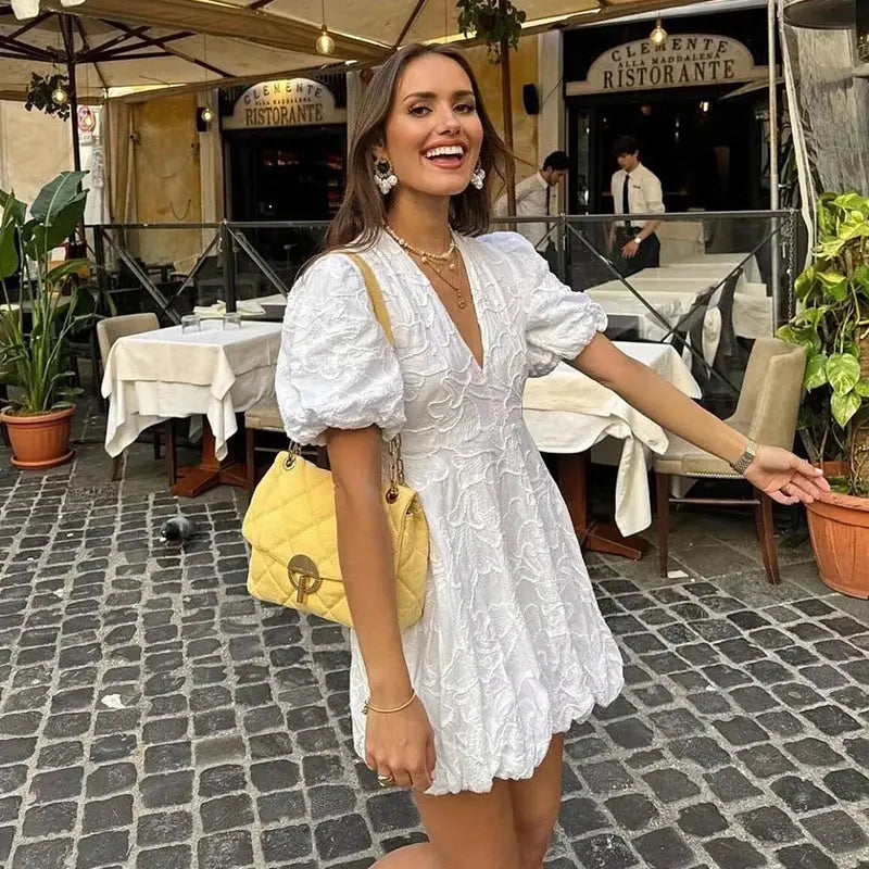 Sophia | Weißes Minikleid mit 3D Blumenmuster & Puffärmeln