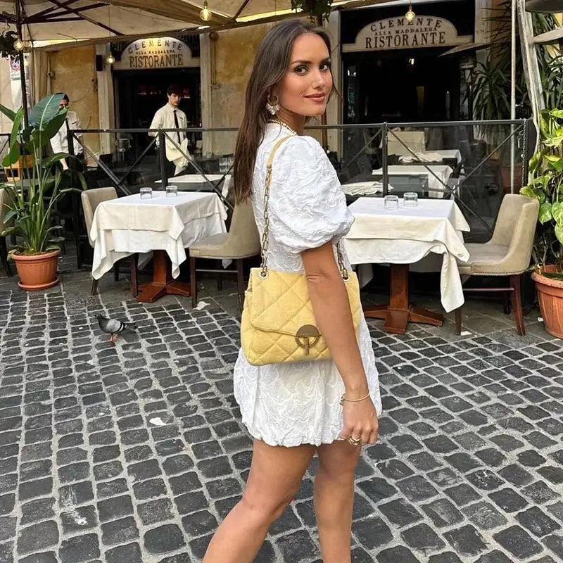 Sophia | Weißes Minikleid mit 3D Blumenmuster & Puffärmeln