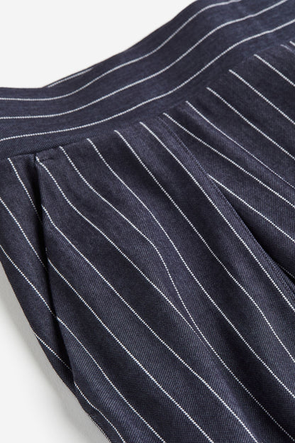 Luftige Damenhose mit weitem Schnitt und Bundfalten