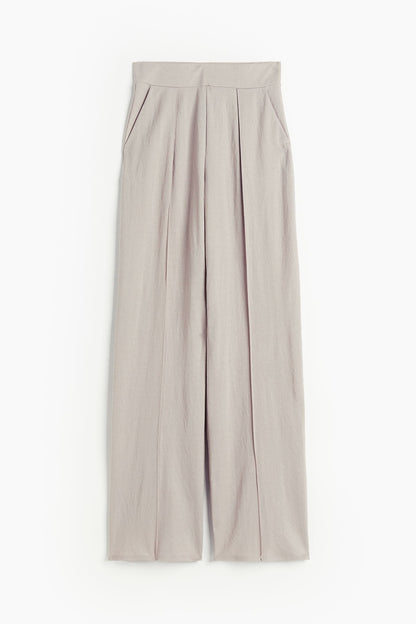 Luftige Damenhose mit weitem Schnitt und Bundfalten