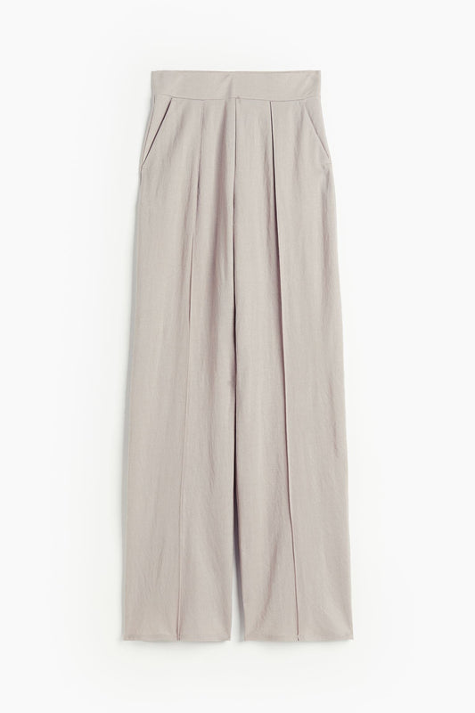 Luftige Damenhose mit weitem Schnitt und Bundfalten